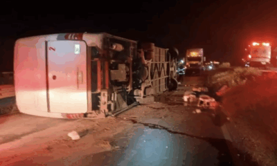Deja 11 muertos y 21 lesionados volcadura de autobús de pasajeros en Nuevo León